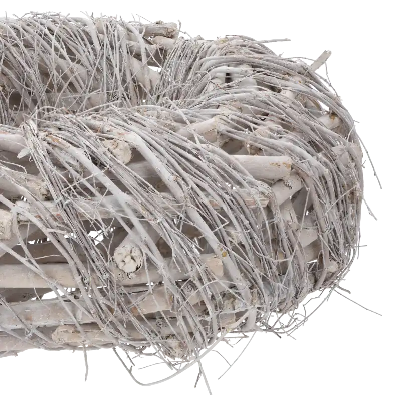 Zbliżenie na strukturę wianka z szarych patyków. Widoczne precyzyjne łączenia gałązek tworzące bazę o średnicy 40 cm, gotową do dekorowania kwiatami, suszem lub świątecznymi ozdobami.