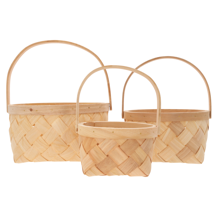 Zestaw trzech okrągłych koszy dekoracyjnych z ruchomą rączką o średnicach 25 cm, 20 cm i 15 cm. Naturalna plecionka w jasnym odcieniu.