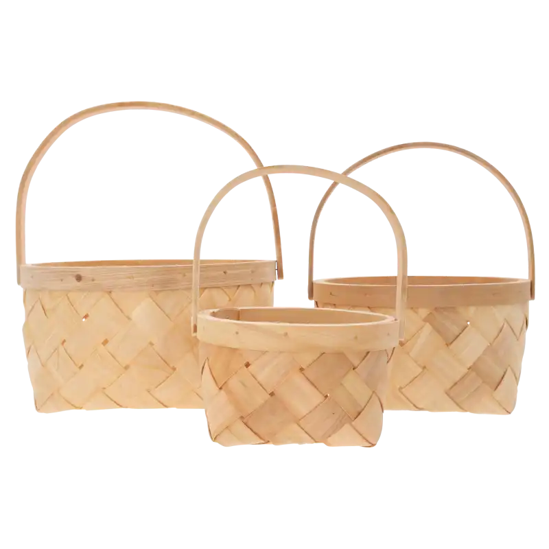 Zestaw trzech okrągłych koszy dekoracyjnych z ruchomą rączką o średnicach 25 cm, 20 cm i 15 cm. Naturalna plecionka w jasnym odcieniu.