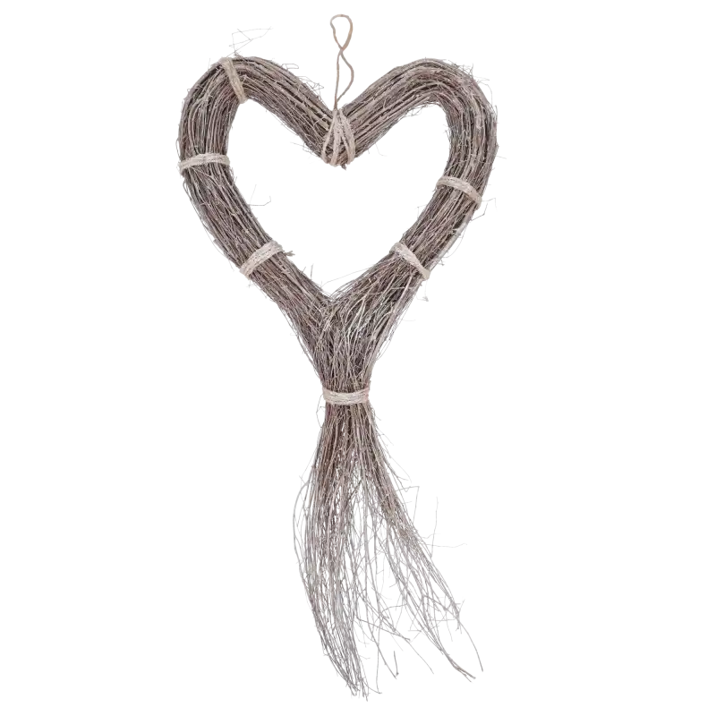 Duże drewniane serce z patyków o wymiarach 90x45 cm. Naturalna wisząca dekoracja w stylu rustykalnym i boho, gotowa do montażu.