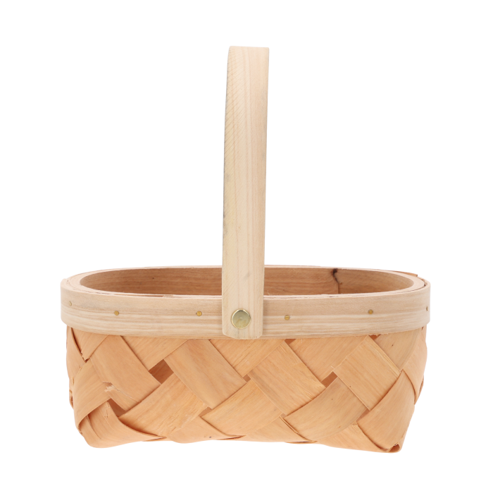 Owalny kosz z łuby o wymiarach 20x14 cm z ruchomą rączką. Naturalna pleciona osłonka florystyczna w stylu boho prezentowana na białym tle.
