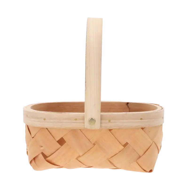Owalny kosz z łuby o wymiarach 20x14 cm z ruchomą rączką. Naturalna pleciona osłonka florystyczna w stylu boho prezentowana na białym tle.