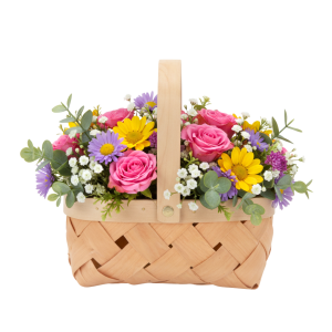 Kosz z łuby 20x14 cm wypełniony kolorową kompozycją kwiatową z różami i stokrotkami. Naturalna osłonka boho w pełnej aranżacji roślinnej.