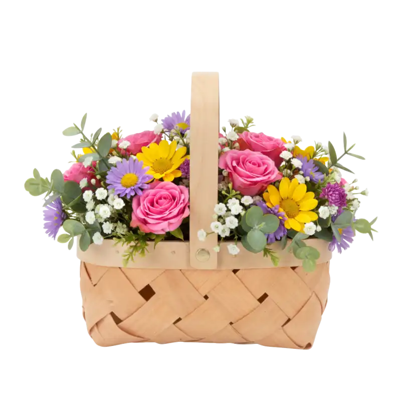 Kosz z łuby 20x14 cm wypełniony kolorową kompozycją kwiatową z różami i stokrotkami. Naturalna osłonka boho w pełnej aranżacji roślinnej.
