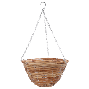 Brązowy wiszący kwietnik wiklinowy o średnicy 30 cm z metalowym łańcuszkiem. Naturalna osłonka z folią ochronną do ekspozycji roślin na balkonie i tarasie.
