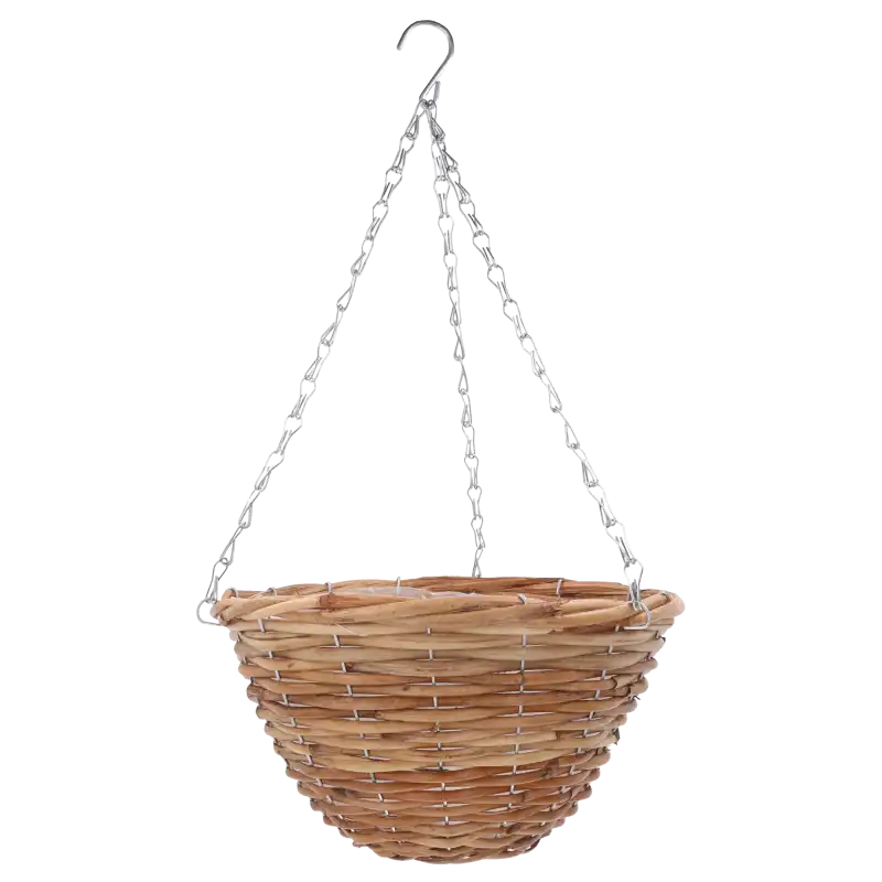 Brązowy wiszący kwietnik wiklinowy o średnicy 30 cm z metalowym łańcuszkiem. Naturalna osłonka z folią ochronną do ekspozycji roślin na balkonie i tarasie.