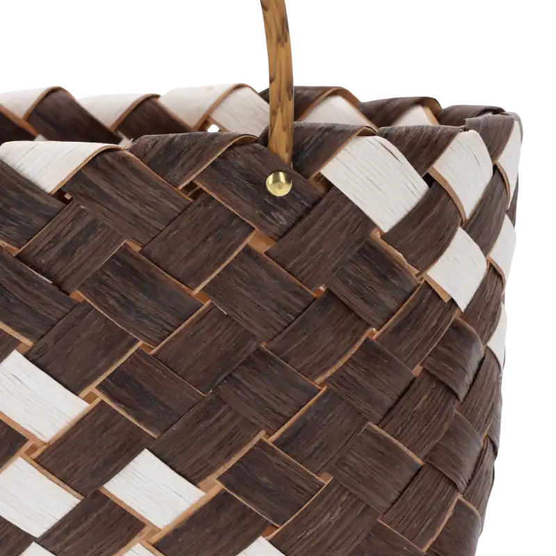 Zbliżenie na splot oraz mocowanie uszu plecionej torby dekoracyjnej. Wykonana z naturalnych surowców, doskonale wpisuje się w styl rustykalny i boho, oferując estetyczny design.