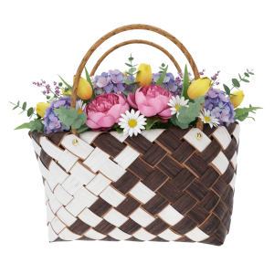 Pleciona torba dekoracyjna wypełniona wiosennymi kwiatami, w tym różowymi piwoniami i żółtymi tulipanami. Naturalny koszyk stanowi elegancką bazę pod kompozycje florystyczne.