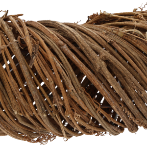 Zbliżenie na precyzyjny splot gałązek winorośli, z których wykonany jest wianek o średnicy 50 cm. Ukazuje naturalny, organiczny charakter dekoracji.