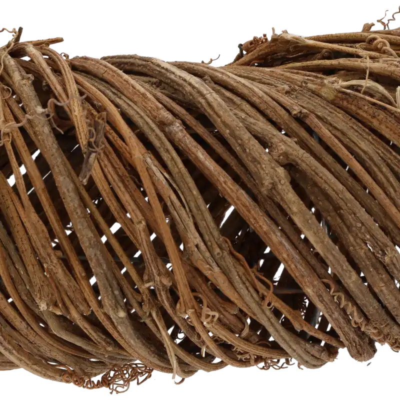 Zbliżenie na precyzyjny splot gałązek winorośli, z których wykonany jest wianek o średnicy 50 cm. Ukazuje naturalny, organiczny charakter dekoracji.