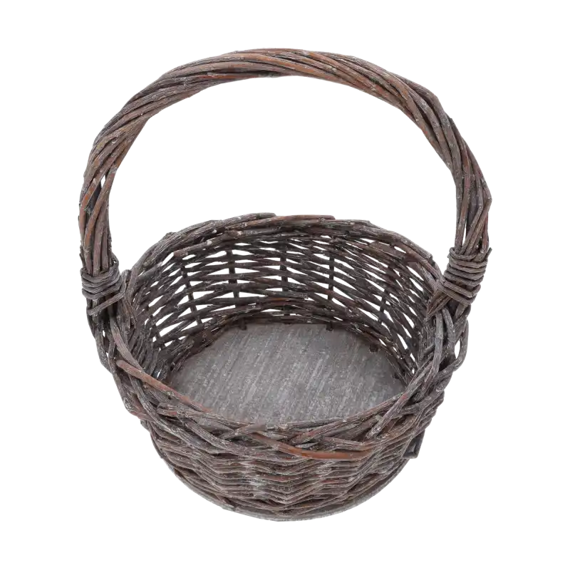 Wnętrze wiklinowego kosza z widocznym dnem, ukazujące konstrukcję splotu oraz naturalny odcień materiału.