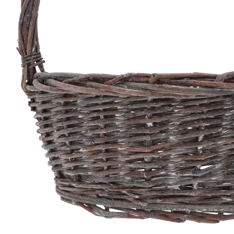 Zbliżenie na splot wiklinowy kosza, pokazujące naturalną fakturę materiału oraz sposób połączenia rączki z korpusem.