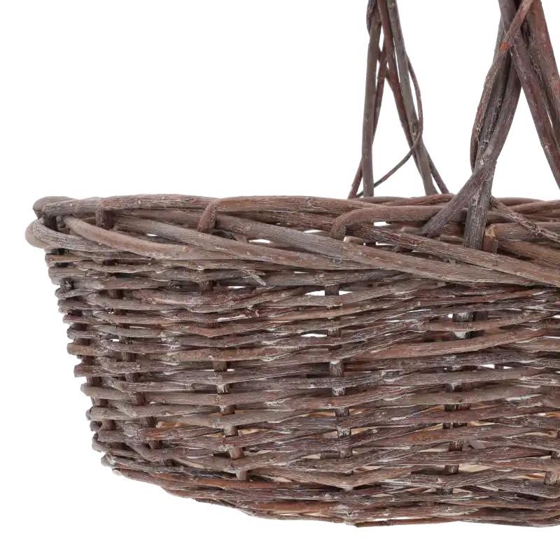 Zbliżenie na precyzyjny splot naturalnej wikliny w owalnym koszu. Widoczna faktura materiału oraz sposób łączenia elementów, świadczący o starannym wykonaniu koszyka.
