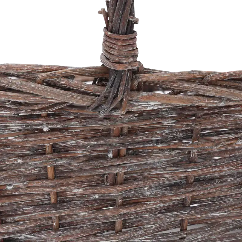 Zbliżenie na staranne wykończenie i naturalny splot wiklinowego kosza. Widoczna struktura materiału i miejsce mocowania rączki.