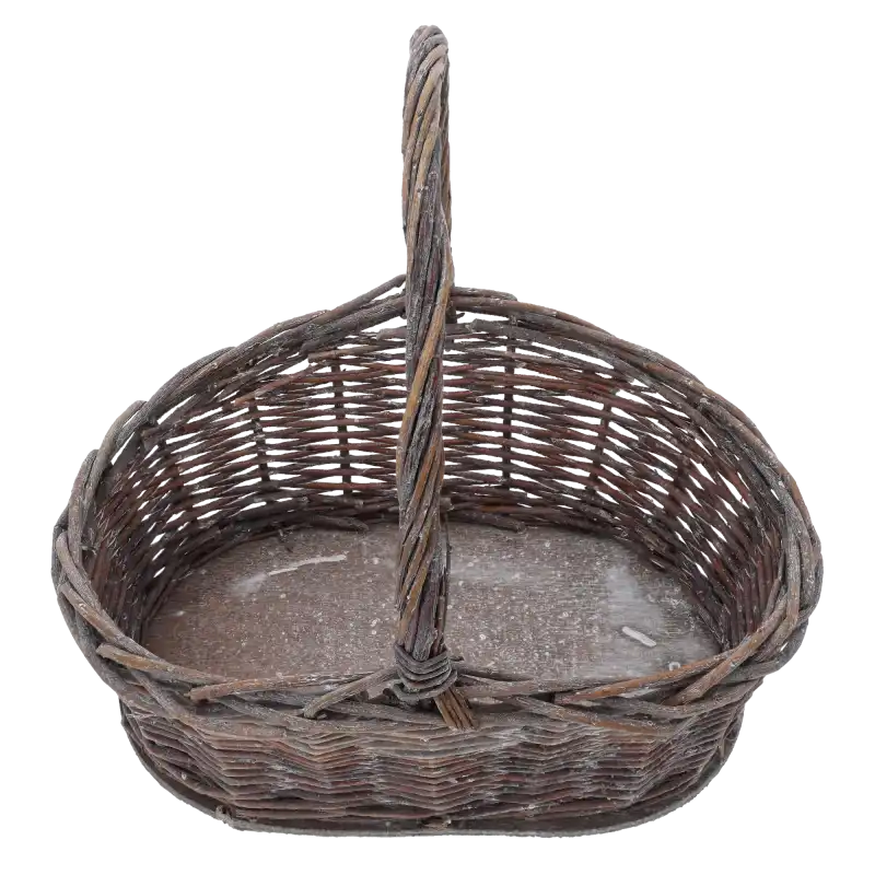 Widok z góry na wnętrze kosza wiklinowego, ukazujący precyzyjny splot oraz konstrukcję rączki na jasnym tle.