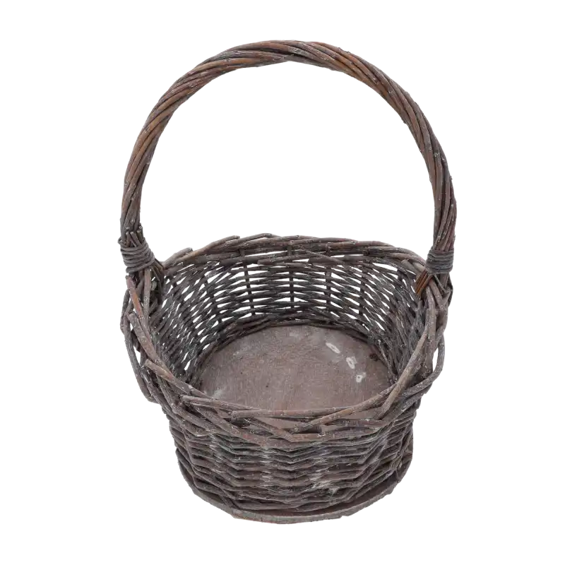 Wnętrze pustego kosza wiklinowego z widocznym dnem i zaczepami rączki, ujęcie z wysokiej perspektywy.