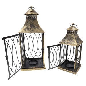 Zestaw dwóch metalowych lampionów w złotym odcieniu z otwartymi drzwiczkami. Rustykalny design doskonale komponuje się z różnorodnymi aranżacjami świetlnymi.
