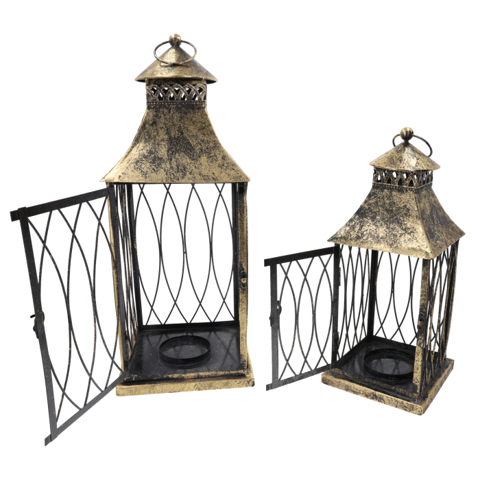 Zestaw dwóch metalowych lampionów w złotym odcieniu z otwartymi drzwiczkami. Rustykalny design doskonale komponuje się z różnorodnymi aranżacjami świetlnymi.