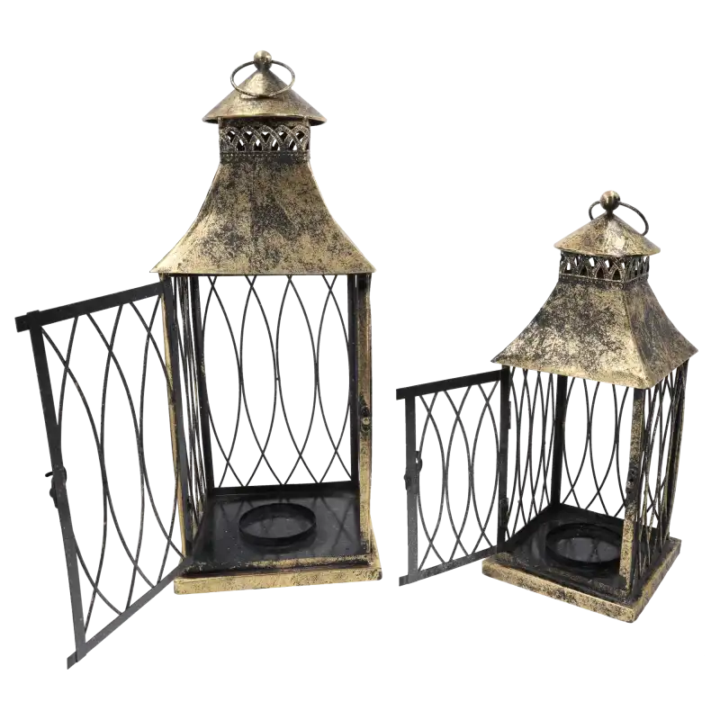 Zestaw dwóch metalowych lampionów w złotym odcieniu z otwartymi drzwiczkami. Rustykalny design doskonale komponuje się z różnorodnymi aranżacjami świetlnymi.