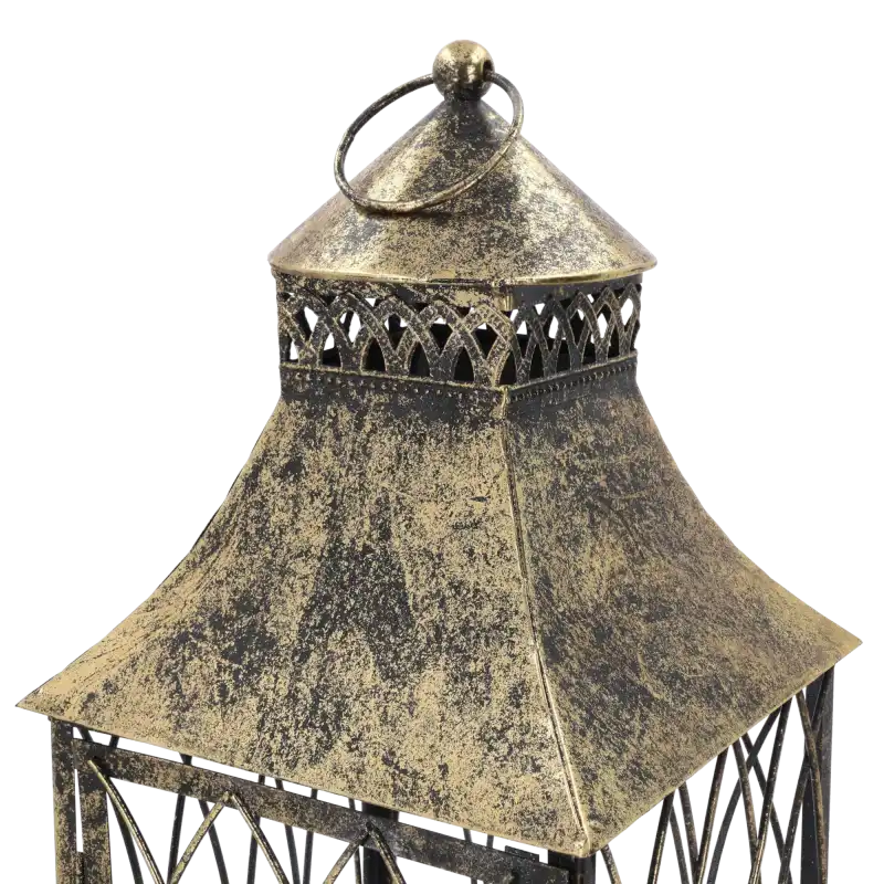 Detale dachu i uchwytu lampionu w kolorze antycznego złota. Precyzyjne wykonanie metalowych elementów podkreśla elegancję tego dodatku dekoracyjnego.