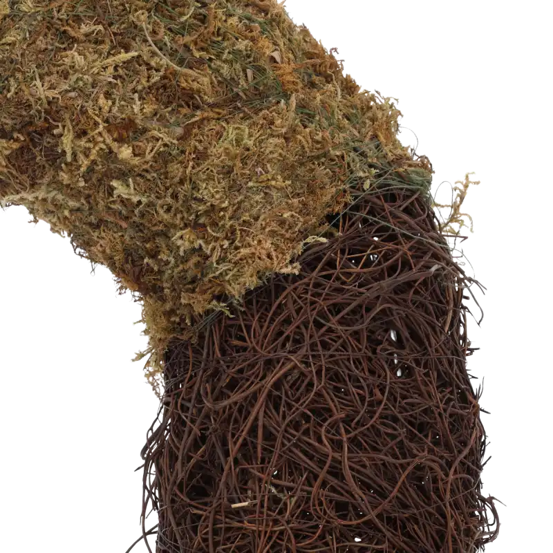 Zbliżenie na fakturę wianka z mchu i faszyny, uwydatniające naturalne materiały oraz precyzyjne wykonanie podkładu dekoracyjnego.