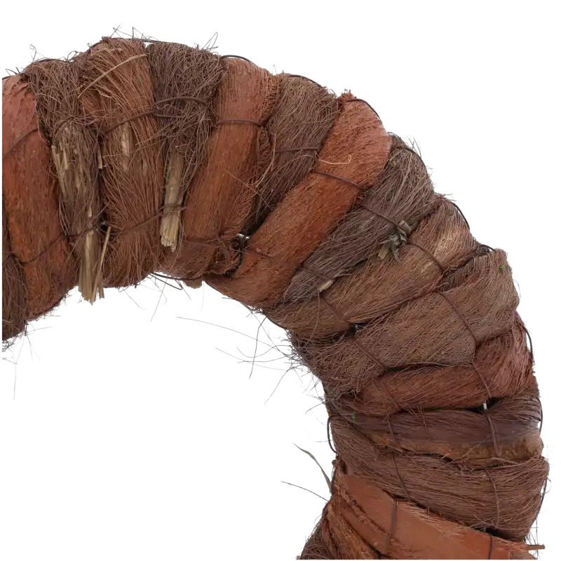 Zbliżenie na fakturę wianka z włókien kokosa, prezentujące gęsty splot naturalnego brązowego materiału bazowego.