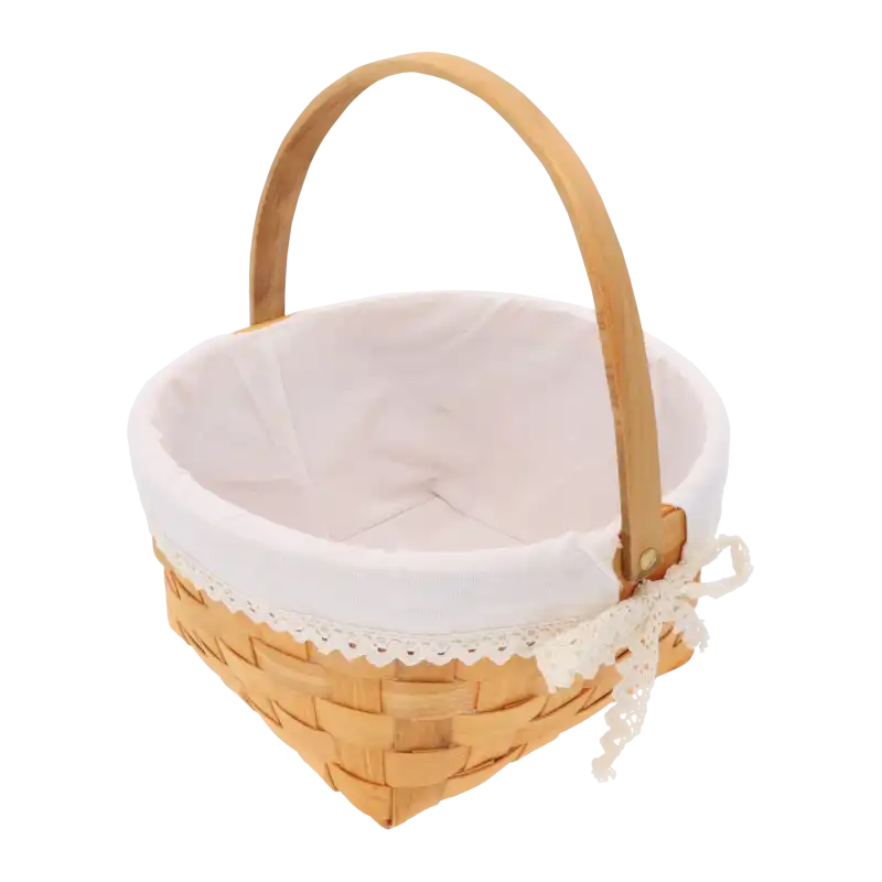 Wnętrze koszyka z łuby z widocznym miękkim materiałem wykończonym koronkową lamówką. Estetyczny dodatek w stylu boho.