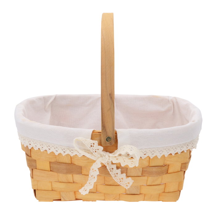Kosz z łuby z materiałem i składaną rączką o wymiarach 33x28x35 cm. Naturalny koszyk wielkanocny ozdobiony ażurową tasiemką i kokardą, prezentowany w widoku na wprost.