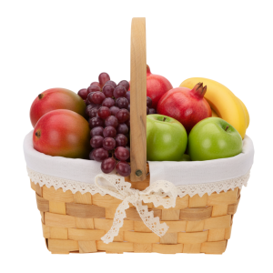 Kosz z łuby wypełniony świeżymi owocami, w tym mango, jabłkami i bananami. Estetyczna baza do tworzenia dekoracji stołu w stylu rustykalnym.