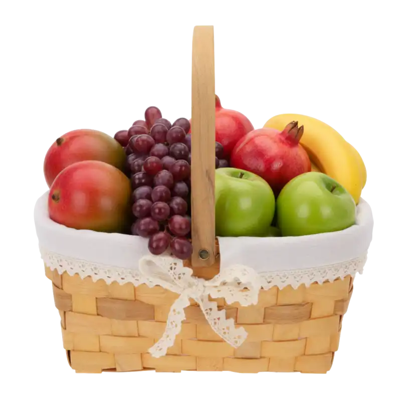 Kosz z łuby wypełniony świeżymi owocami, w tym mango, jabłkami i bananami. Estetyczna baza do tworzenia dekoracji stołu w stylu rustykalnym.