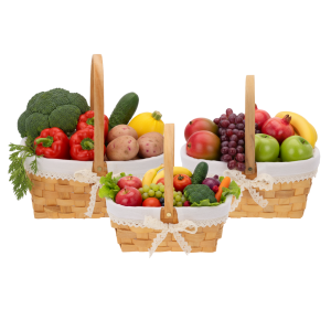 Kadr prezentujący trzy kosze z łuby z zawartością w postaci świeżych produktów spożywczych, ustawione na jasnym drewnie.