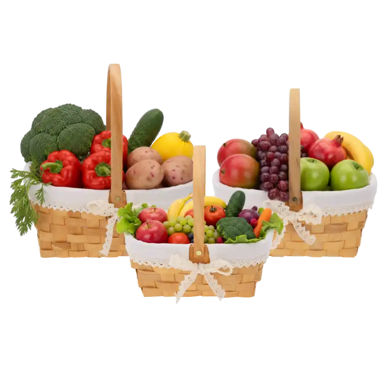 Kadr prezentujący trzy kosze z łuby z zawartością w postaci świeżych produktów spożywczych, ustawione na jasnym drewnie.