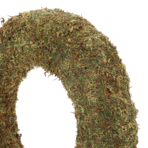 Zbliżenie na fragment powierzchni wianka, prezentujące leśny odcień zieleni i drobne detale naturalnego mchu.