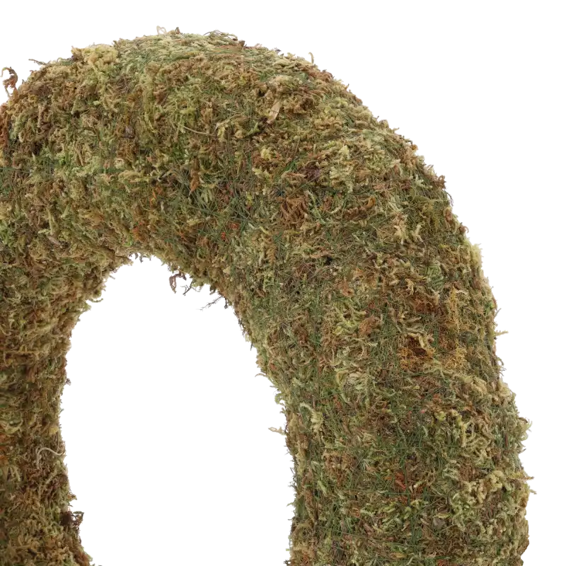 Zbliżenie na fragment powierzchni wianka, prezentujące leśny odcień zieleni i drobne detale naturalnego mchu.