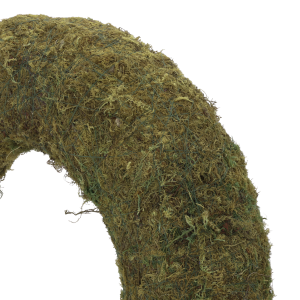 Zbliżenie na fragment wianka z mchu, ukazujące zwartą strukturę i sposób łączenia naturalnego materiału roślinnego.
