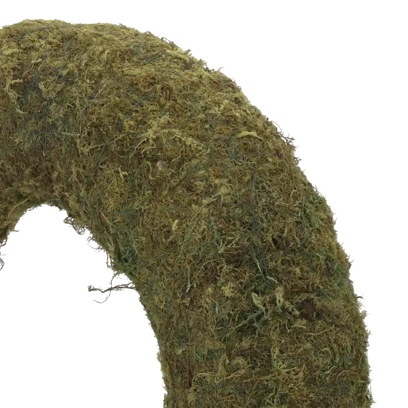 Zbliżenie na fragment wianka z mchu, ukazujące zwartą strukturę i sposób łączenia naturalnego materiału roślinnego.