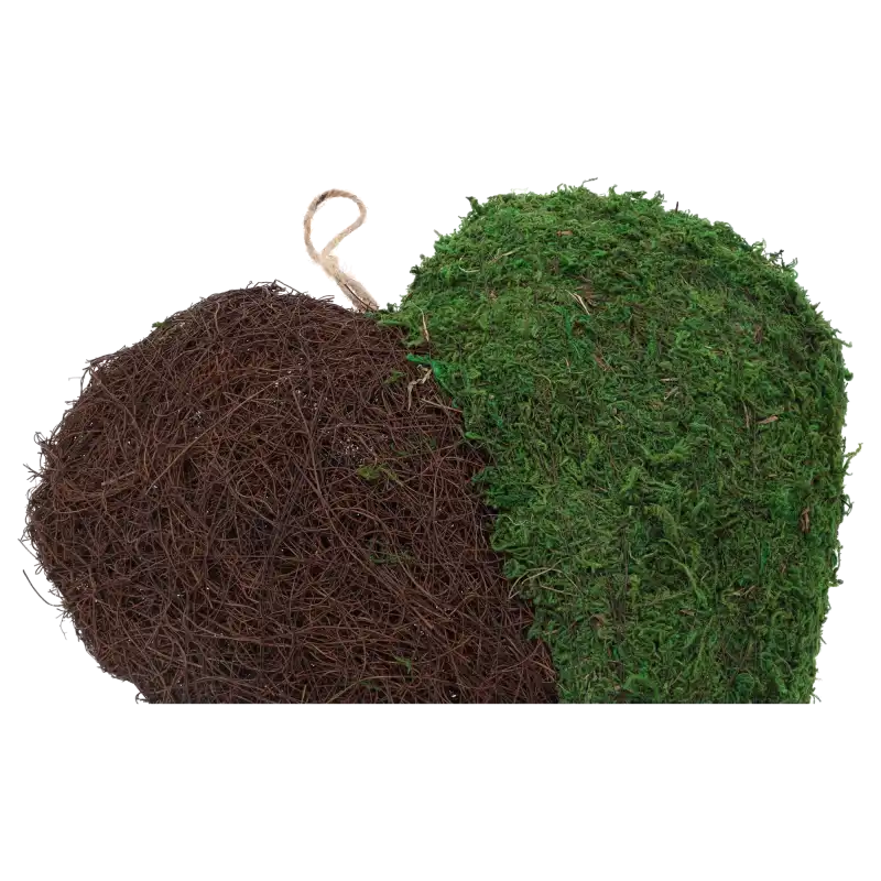 Detale splotu faszyny i mchu na zawieszce w kształcie serca, pokazujące naturalne materiały wykorzystane do stworzenia bazy florystycznej.