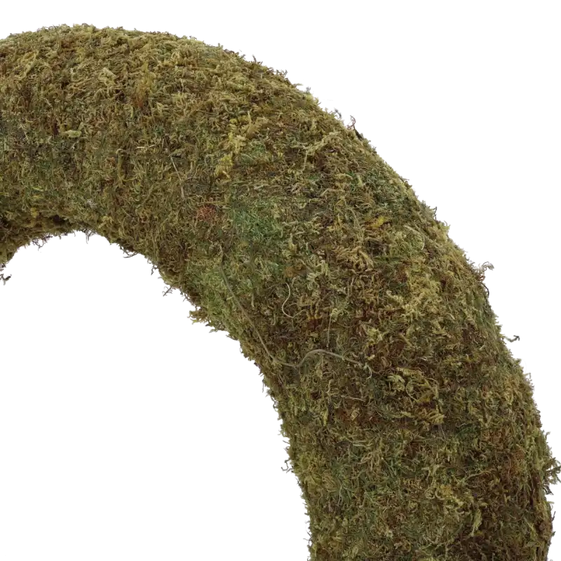 Zbliżenie na fakturę wianka z mchu. Widoczne precyzyjne wykonanie i naturalny odcień zieleni bazy florystycznej, idealnej do pracowni florystycznych.
