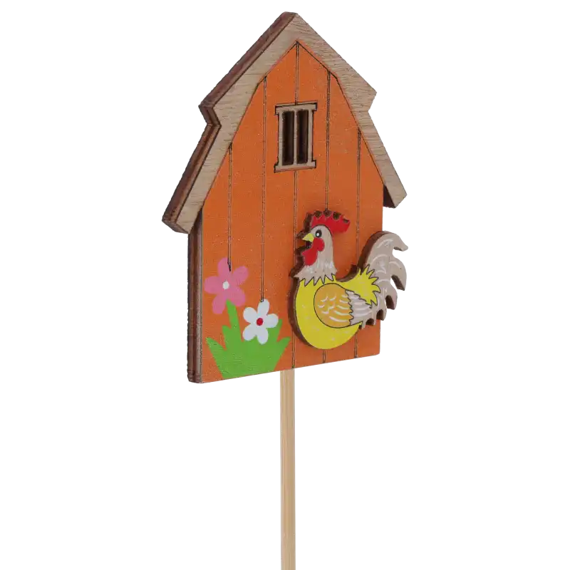 Zbliżenie na pomarańczowy drewniany domek na piku z widocznym detalem malowanego koguta i kwiatów na elewacji.