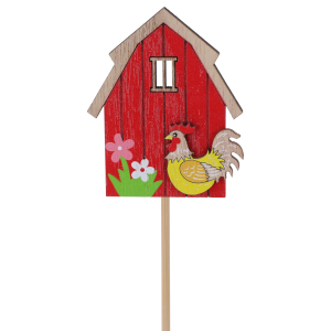 Czerwony drewniany domek na piku z wyraźnym detalem okienka oraz wzorem koguta, idealny do stroików wielkanocnych.