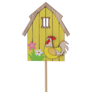 Drewniany domek na piku w kolorze żółtym o wysokości 28 cm. Dekoracja posiada motyw kogutka i kwiatów, idealna do wiosennych stroików i kwiatów w doniczkach.