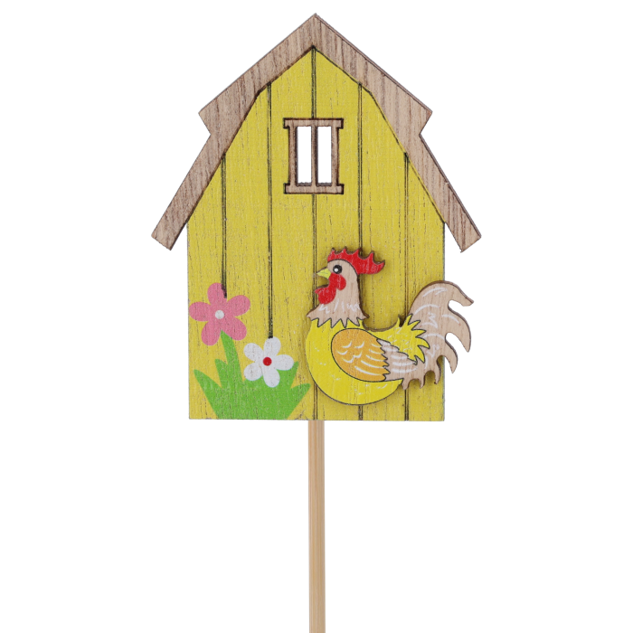 Drewniany domek na piku w kolorze żółtym o wysokości 28 cm. Dekoracja posiada motyw kogutka i kwiatów, idealna do wiosennych stroików i kwiatów w doniczkach.