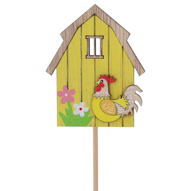 Drewniany domek na piku w kolorze żółtym o wysokości 28 cm. Dekoracja posiada motyw kogutka i kwiatów, idealna do wiosennych stroików i kwiatów w doniczkach.