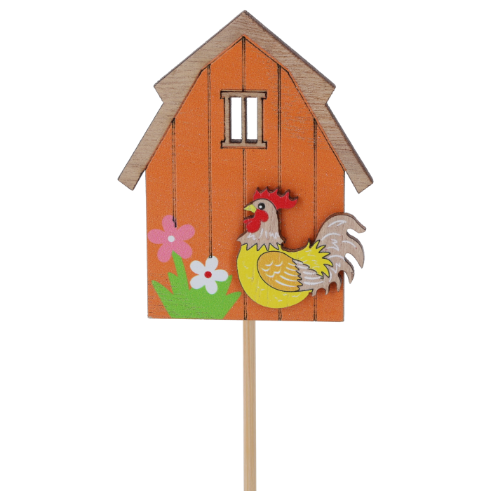 Pomarańczowy drewniany domek na piku o wysokości 28 cm. Dekoracja posiada motyw kogutka i kwiatów, idealna do wiosennych kompozycji kwiatowych.