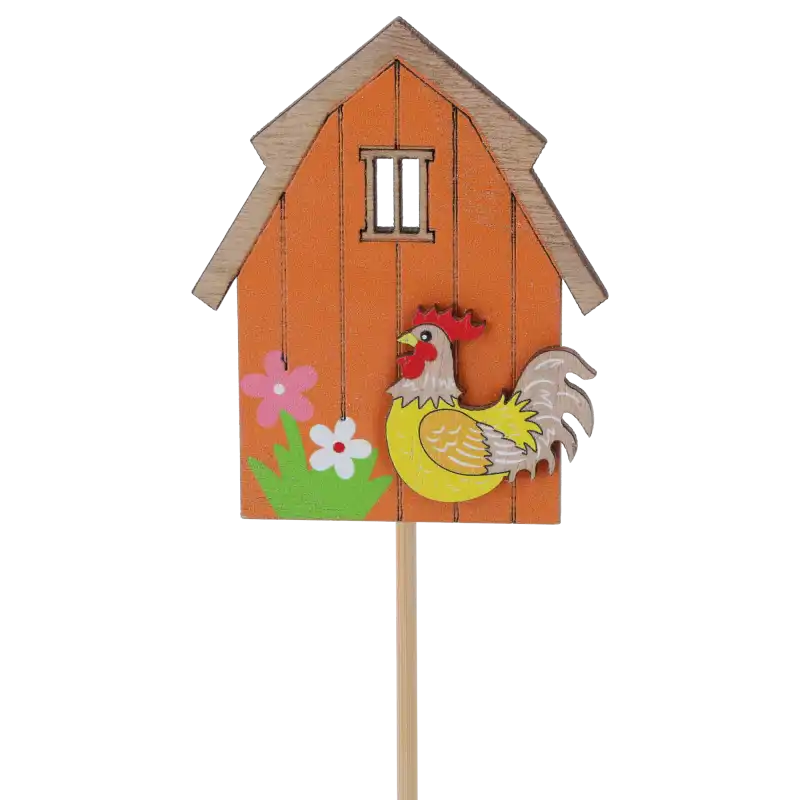 Pomarańczowy drewniany domek na piku o wysokości 28 cm. Dekoracja posiada motyw kogutka i kwiatów, idealna do wiosennych kompozycji kwiatowych.