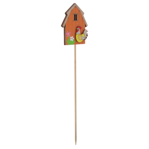Widok z lekkiego skosu na drewniany domek na piku. Widoczna tekstura materiału oraz staranne wykończenie krawędzi i motywu kogutka.
