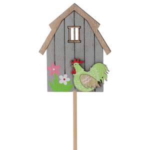 Szary drewniany domek na piku o wysokości 28 cm z motywem kogutka i kwiatów. Ozdoba na piku idealna do wiosennych kompozycji florystycznych.