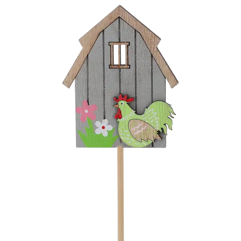 Szary drewniany domek na piku o wysokości 28 cm z motywem kogutka i kwiatów. Ozdoba na piku idealna do wiosennych kompozycji florystycznych.