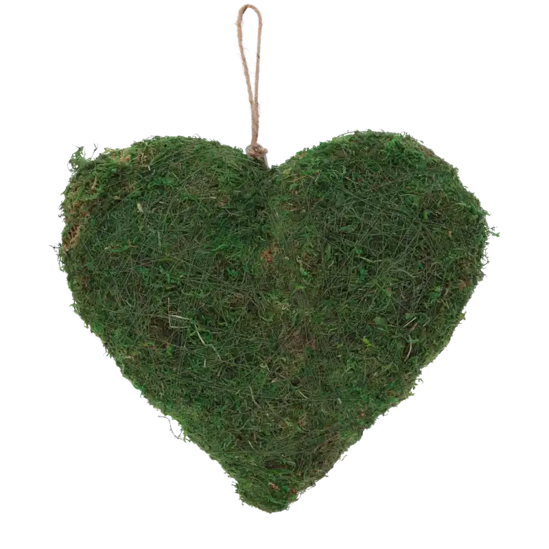 Zielona zawieszka serce z mchu o średnicy 30 cm. Naturalna ozdoba do zawieszenia, wykonana z imitacji leśnego runa, idealna do aranżacji w eko stylu.