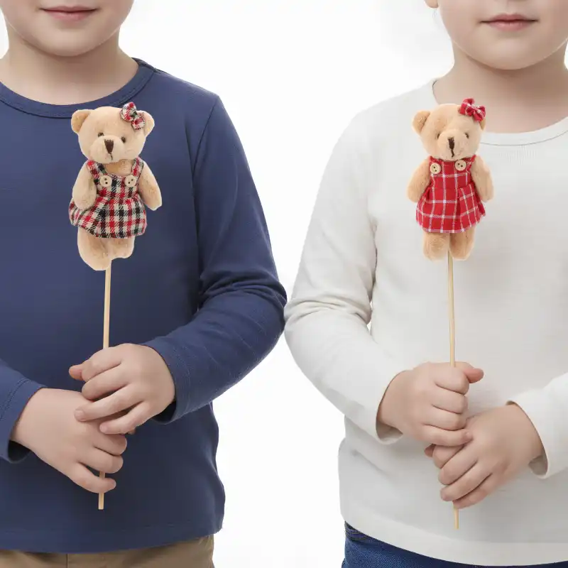 Dzieci trzymające w dłoniach misie na piku, prezentujące produkt jako gotowy dodatek do upominków okolicznościowych.